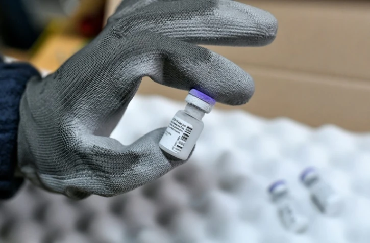 Une dose du vaccin anti-Covid de Pfizer-BioNTech à l'arrivée des premières commandes en France en banlieue parisienne le 26 décembre 2020