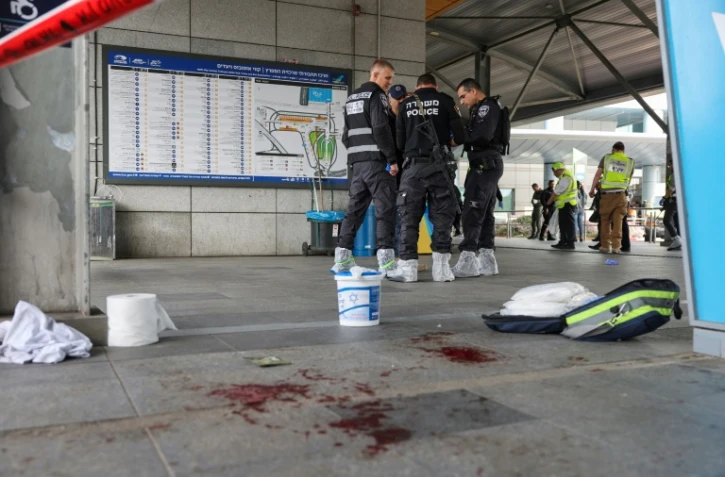 Les services de sécurité israéliens déployés après une meurtrière attaque au couteau à Haïfa, dans le nord d'Israël, le 3 mars 2025
