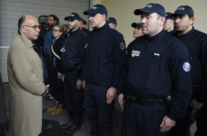 Le ministre de l'Intérieur Bernard Cazeneuve rencontre des policiers le 5 octobre 2015 à Saint-Ouen, dans la banlieue de Paris