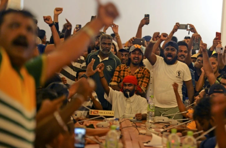 Les Sri Lankais, le 10 juillet 2022 à Colombo, profitent du palais présidentiel dont les manifestants ont chassé le président la veille