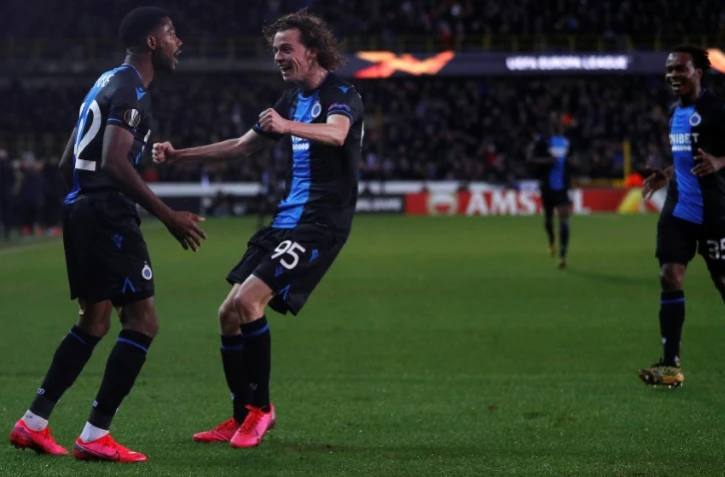 Le FC Bruges de l'attaquant nigérian Dennis Emmanuel Bonaventure (G), ici en 16e de finale aller de Ligue Europa face à Manchester United le 20 février à Bruges, a été sacré champion de Belgique