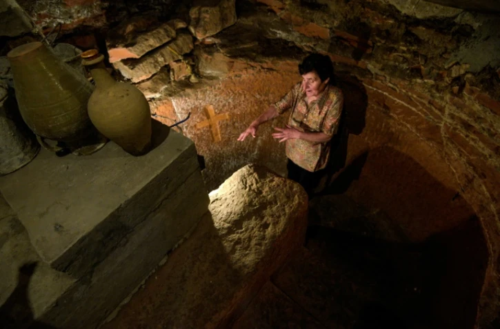 Tossia Gharibian, dans les escaliers qui mènent au labyrinthe creusé par son mari Levon Arakelian sous leur maison d'Arinj en Arménie, le 27 juin 2018