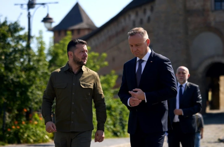 Volodymyr Zelensky (g) et son homologue polonais, Andrzej Duda, à Loutsk, en Ukraine, le 9 juillet 2023
