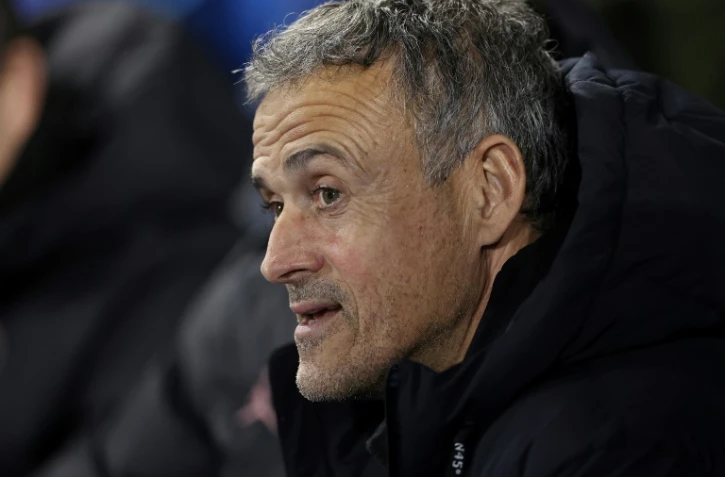 L'entraîneur espagnol du Paris Saint-Germain, Luis Enrique, lors du match de L1 contre l'AJ Auxerre, au stade de l'Abbé-Deschamps, à Auxerre, le 6 décembre 2024