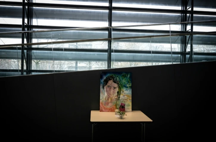 Un portrait de Maëlys de Araujo à l'entrée de la cour d'assises de Grenoble, le 16 février 2022