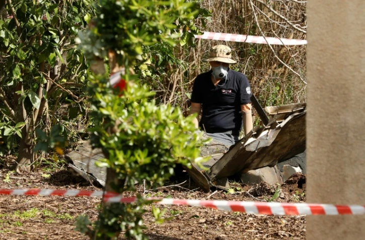 Un expert examine les restes d'un missile à Alonei Abba, dans le nord d'Israël le 10 février 2018