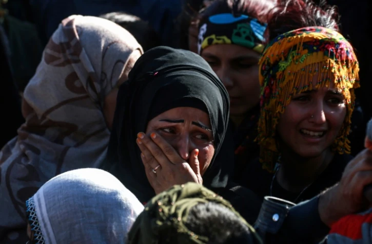 Une femme pleure lors des funérailles de combattants de la milice kurde des Unités de protection du peuple (YPG) le 17 mars 2018 à Qamishli, une ville du Nord-Est de la Syrie