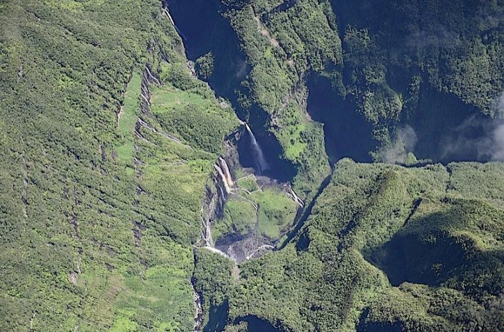 Trou de fer dans l'est de l'île