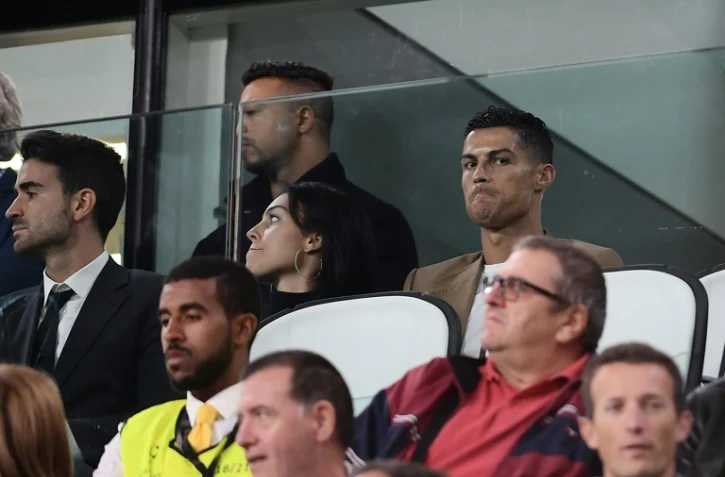 L'attaquant vedette de la Juventus Cristiano Ronaldo (d) suit le match face aux Young Boys en C1, le 2 octobre 2018 à Turin