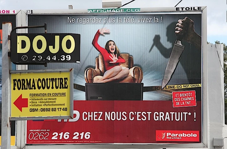 Mercredi 15 septembre 2010 - Cette affiche de Parabole Réunion est jugée dégradante pour l'image de la femme par la commune de Saint-Denis