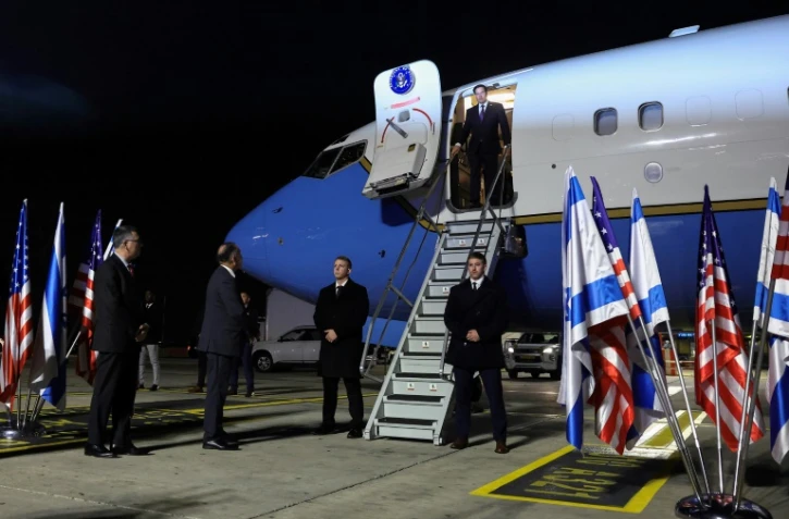 Le secrétaire d'Etat américain Marco Rubio débarque de son avion à l'aéroport Ben Gourion de Tel-Aviv, en Israël, le 15 février 2025