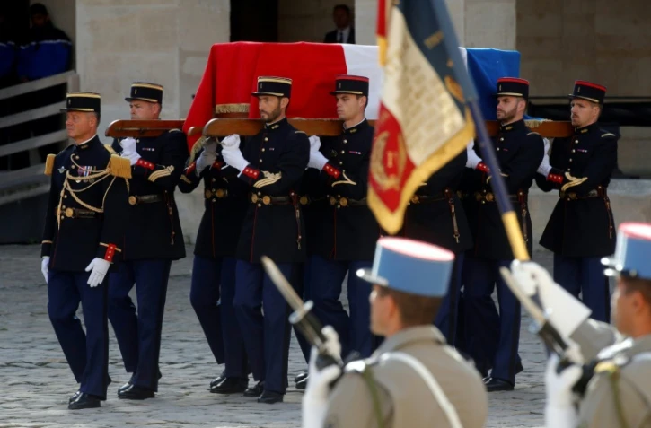 Le cercueil de Jacques Chirac porté dans la cour des Invalides le 30 septembrer 2019