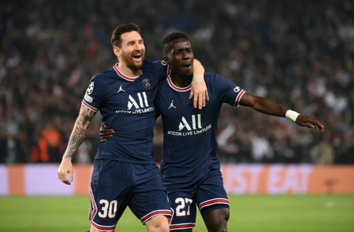Le milieu sénégalais du Paris  Saint-Germain Idrissa Gana Gueye et l'attaquant argentin Lionel Messi bras dessus, bras dessous lors du match contre Manchester City au Parc des Princes à Paris 28 septembre 2021 