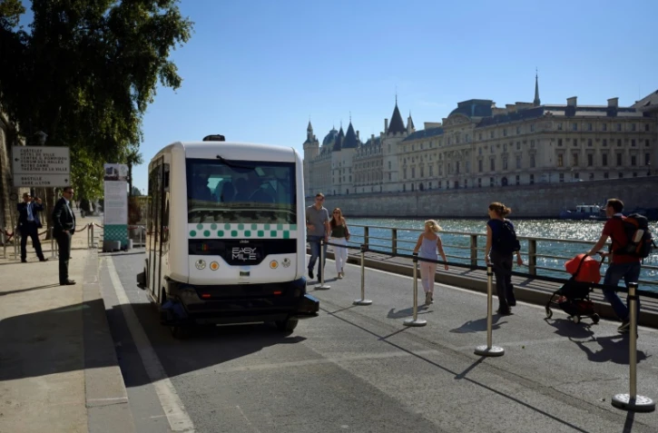 Un bus électrique roule sur les voies sur berges à Paris, le 24 septembre 2016