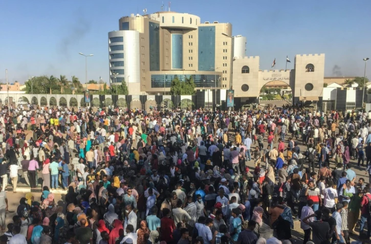 Manifestation devant le quartier général de l'armée à Khartoum, le 7 avril 2019 au Soudan