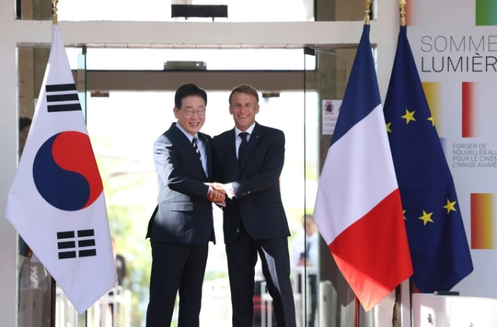Le président Emmanuel Macron accueille son homologe sud-coréen Lee Jae Myung au "Sommet Lumière" sur l'avenir du cinéma à Saint-Paul-de-Vence, dans les Alpes-Maritimes, le 7 septembre 2026