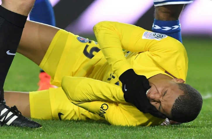 L'attaquant du Paris Saint-Germain, le Français Kylian Mbappe au cours du match de championnat perdu face à Strasbourg au stade de la Meinau, à Strasbourg, le 2 décembre 2017 