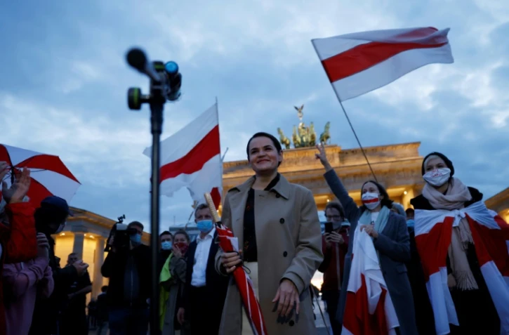La cheffe de file de l'opposition bélarusse Svetlana Tikhanovskaïa (c), le 5 octobre 2020 à Berlin