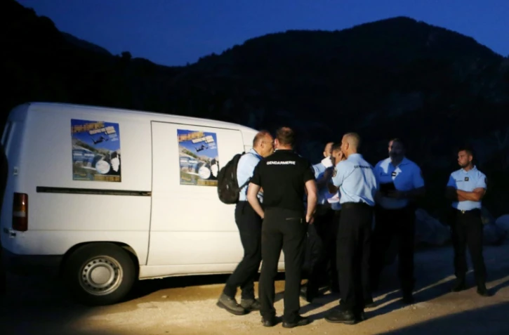 Des gendarmes arrivent au canyon de Zoicu, à Soccia (Corse-du-Sud) où quatre pratiquants de canyoning, dont un enfant, sont morts et un autre était toujours porté disparu le 1er août 2018
