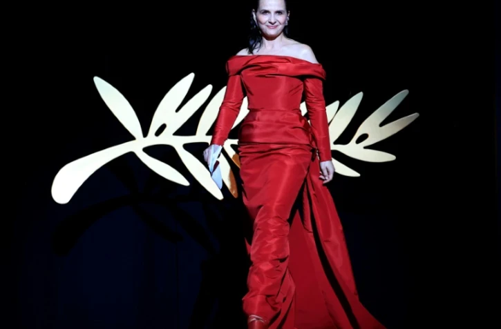 L'actrice française Juliette Binoche arrive sur scène lors de la cérémonie d'ouverture et de la projection du film "Le Deuxième Acte" dans le cadre de la 77e édition du Festival de Cannes, le 14 mai 2024