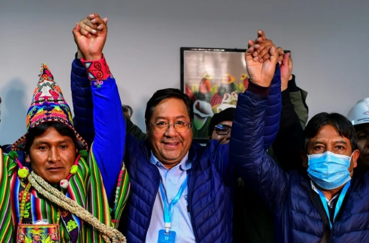 Le candidat de gauche à la présidence de la Bolivie, Luis Arce, au centre, et son colistier, David Choquehuanca, à droite, le 19 octobre 2020 à La Paz après avoir revendiqué leur victoire