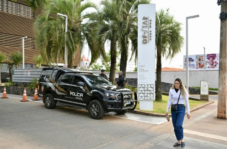 Des policiers devant la clinique privée DF Star de Brasilia où l'ancien président brésilien Jair Bolsonaro a été admis hier après un malaise, le 17 septembre 2025