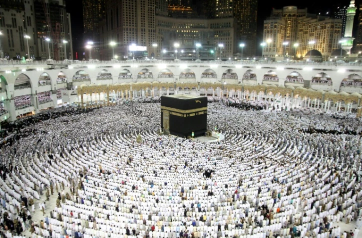 Des mulsumans prient à La Mecque, lors du dernier vendredi du mois du ramadan, le 23 juin 2017 en Arabie Saoudite