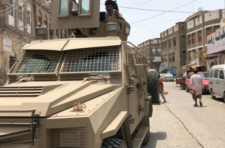 Un membre du mouvement séparatiste pour l'indépendance du sud du Yémen à bord d'un véhicule militaire à Aden le 11 août 2019 après des affrontements avec des unités du gouvernement