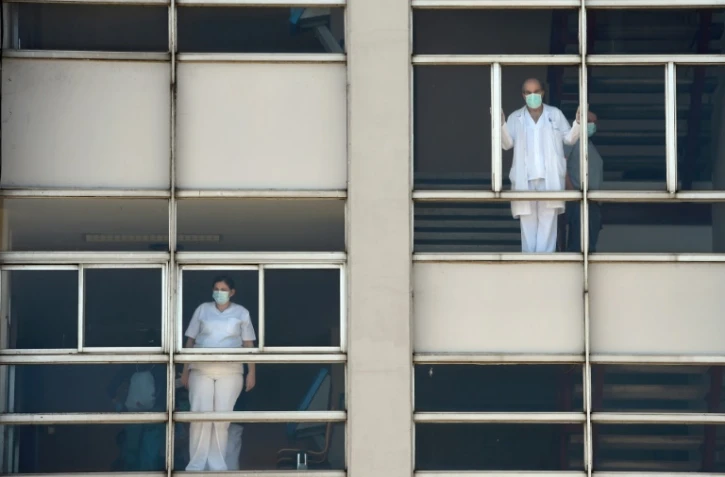 Des membres du personnel soignant à l'hôpital universitaire de La Corogne, dans le nord de l'Espagne, le 26 mars 2020 