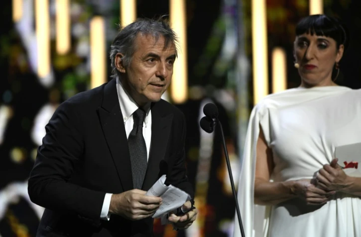 Le producteur Pascal Caucheteux reçoit pour le réalisateur britannique Ken Loach le César du meilleur film étranger pour "Moi, Daniel Blake", le 24 février 2017 à Paris