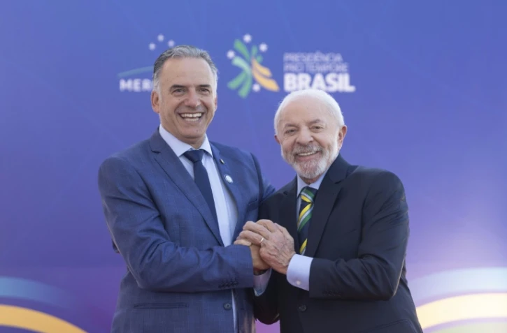 Photo transmise par les services de la présidence uruguayenne montrant le président uruguayen Yamandu Orsi (G) et le président brésilien Luiz Inacio Lula da Silva avant le sommet du bloc sud-américain, à Foz do Iguaçu, dans le sud du Brésil
