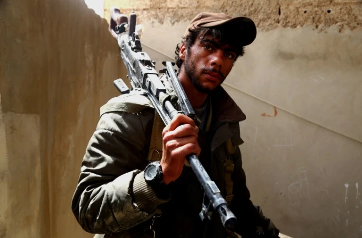 Un combattants des Forces démocratiques syriennes (FDS), alliance de combattants kurdes et arabes qui lutte contre le groupe État islamique (EI) en Syrie, le 30 avril 2017 à Tabqa