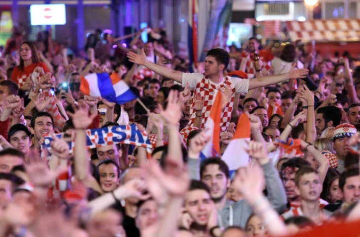 Les supporters croates en liesse dans les rues de Zagreb après la qualif de l'équipe nationale en finale du Mondial au détriment de l'Angleterre, le 11 juillet 2018