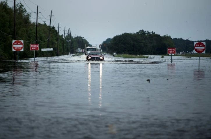 Des camions se fraient un passage vers l'usine chimique Arkema à Crosby près de Houston (Texas), le 30 août 2017  