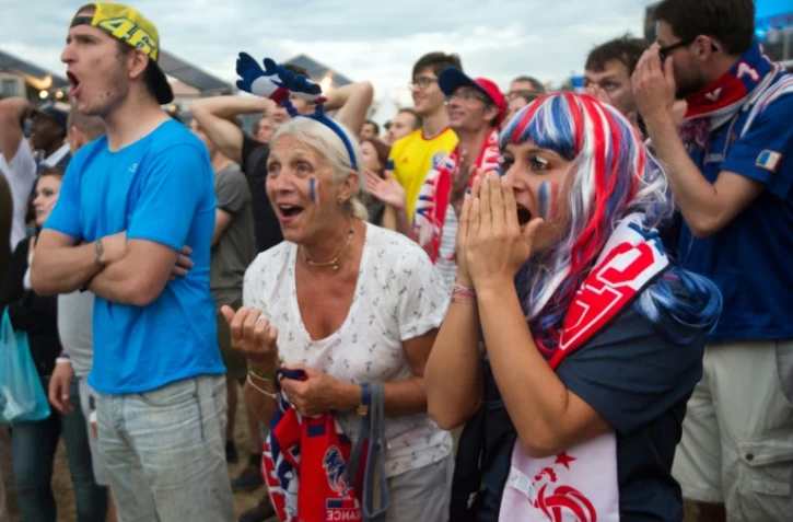Des supporters de l'équipe de France regardent le match d'ouverture de l'Euro 2016 dans une fan zone à Marseille le 10 juin 2016