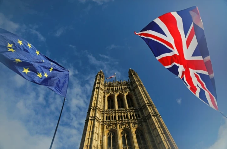 Les drapeaux européen et britannique flottent devant le Palais de Westminster, le 17 octobre 2019