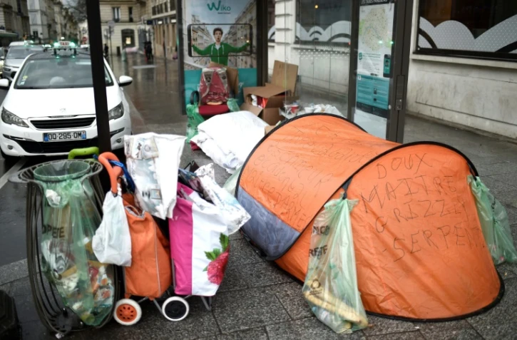 Une tente de sans-abris sous un abris-bus à Paris, le 29 décembre 2017