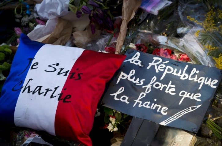 Hommage aux victimes de Charlie Hebdo le 7 février 2015 devant le siège de l'hebdomadaire satirique