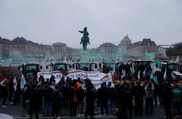 Des agriculteurs manifestent devant le château de Versailles, répondant à l'appel de mobilisation nationale contre le projet d'accord commercial Mercosur, lancé par la première alliance syndicale agricole FNSEA-Jeunes Agriculteurs, le 26 septembre 2025