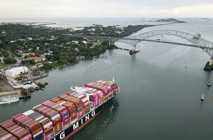 Un porte-conteneurs taĂŻwanais sort du canal de Panama, le 6 octobre 2025