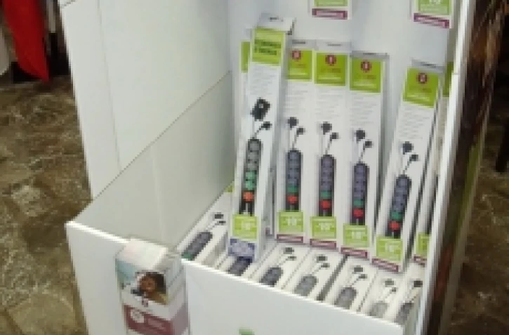 Présentation de &quot;Priséco&quot;, une multiprises éteignant automatiquement les veilles des appareils TV, Hi-fi et bureautique (Photo EDF)