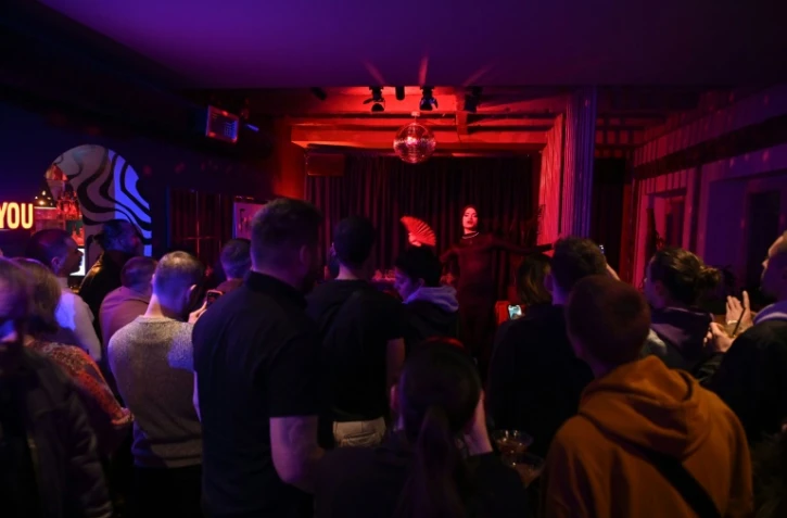 Au Bubble pub, Ă Pristina, seul bar LGBT+ du Kosovo, le 4 novembre 2023