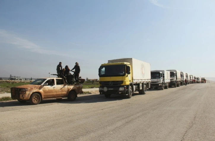 Les forces d'opposition escortent un convoi d'aide humanitaire vers les villes chiites de Fuaa et Kafraya dans le Nord-est de la Syrie, le 17 février 2016