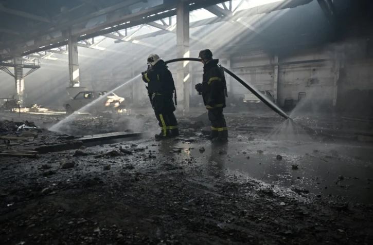 Des pompiers éteignent un incendie provoqué par une attaque de drone russe à Kharkiv, en Ukraine, le 22 avril 2025