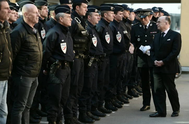 Bernard Cazeneuve salue des policiers à Strasbourg, le 29 avril 2016