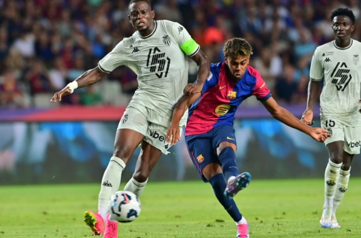 Le joueur de Monaco Denis Zakaria à la lutte avec le Barcelonais Lamine Yamal, lors du trophée amical Joan Gamper au stade olympique de Barcelone le 12 août 2024.