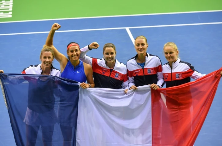L'équipe de France de Fed Cup: Pauline Parmentier, Caroline Garcia,  Alizé Cornet, Kristina Mladenovic et Fiona Ferro, après la victoire sur la Belgique, le 10 février 2019 à Liège