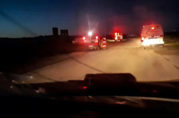 Une image tirée d'une vidéo récupérée sur le téléphone portable d'un secouriste tué à Rafah dans le sud de Gaza selon le Croissant-Rouge palestinien le 5 avril 2025, montre des ambulances avec leurs gyrophares et un ambulancier près de l'un des véhicules à Rafah
