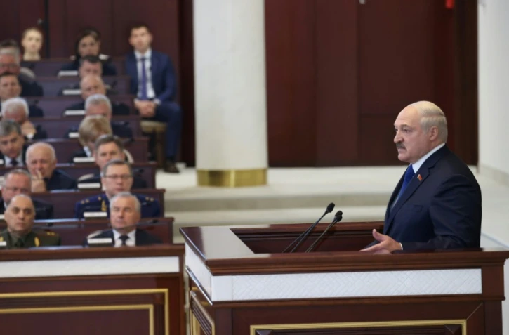 Le président bélarusse Alexandre Loukachenko s'exprime devant un parterre de dignitaires, à Minsk le 26 mai 2021