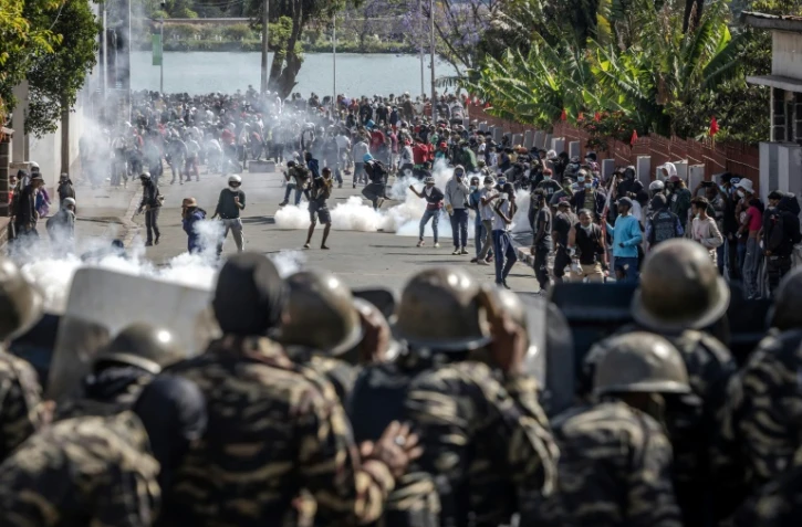 Des manifestants s'affrontent avec des membres de la gendarmerie malgache à Antananarivo, le 11 octobre 2025